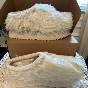 Brand new Ugg white fluff momma sugar Tasman slipper.